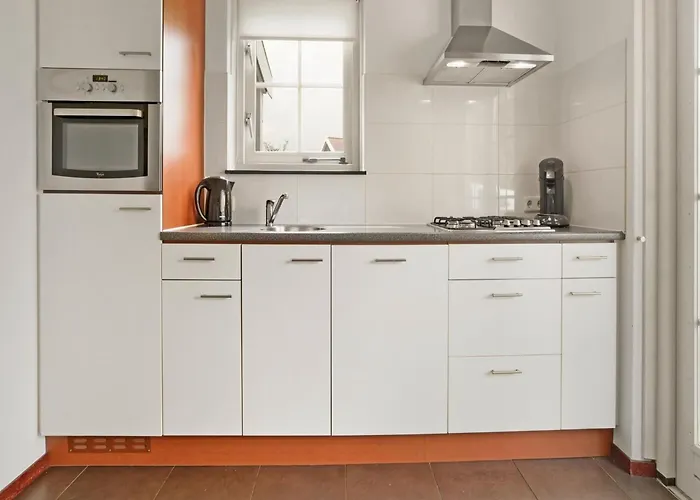 By Water With Sauna In South Holland Simonshaven